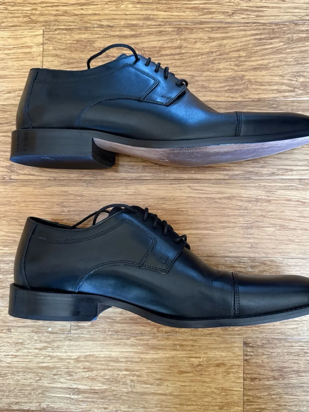 Johnston and Murphy lace up Men's Black Leather Cap-Toe Dress Shoes